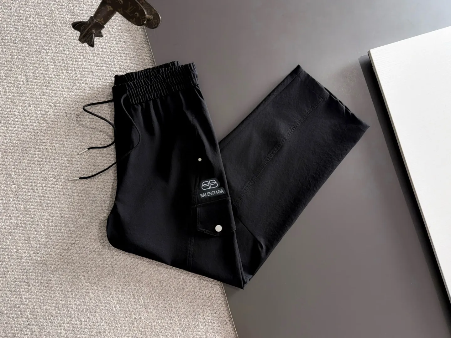 Next day shipment P195 Balenciaga High Quality 2026 Autumn and Winter New Arrival elastic band casual pants, counter-customized fabrics, Breathable, high comfort, impeccable details, brand element design concept, reflecting high quality. It feels delicate and soft! It presents a casual cut and the upper body shape is great! Sizes:S-3XL